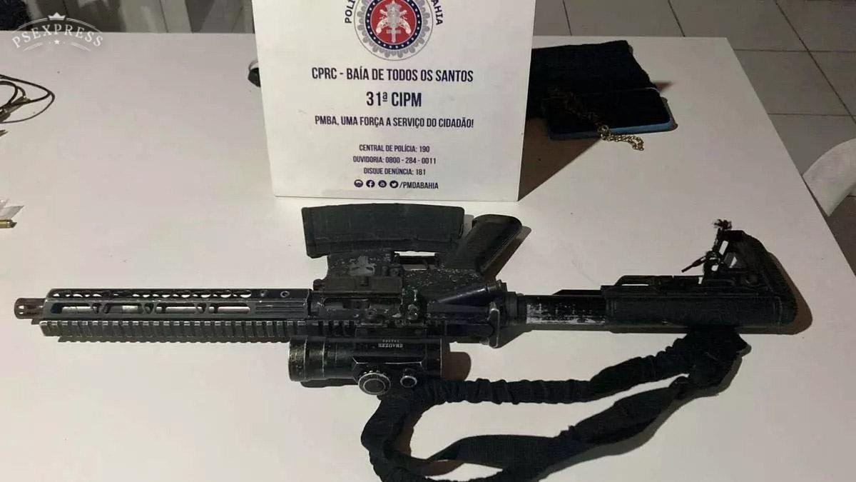 Policiais da 31ª Companhia Independente da Polícia Militar (CIPM) prenderam dois homens com um fuzil calibre 5.56 e