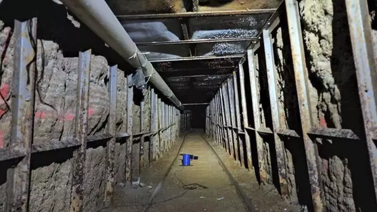 Autoridades norte-americanas descobriram um túnel subterrâneo de contrabando na fronteira Califórnia-México que percorre a extensão de um