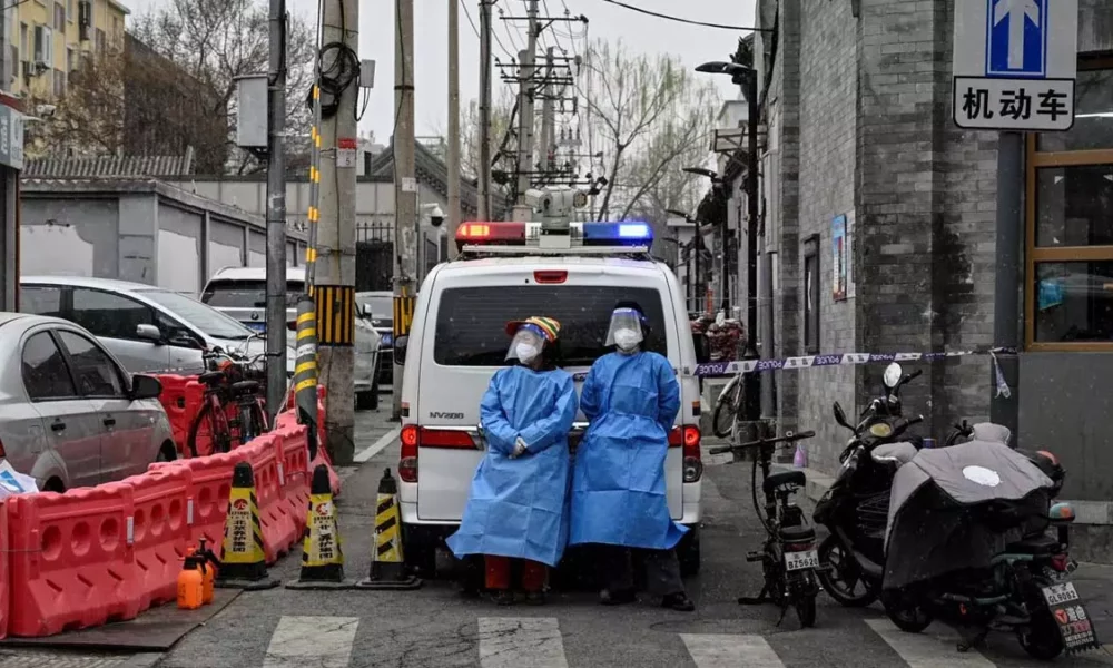 Pequim reabriu um centro de isolamento em massa enquanto as autoridades tentam conter um surto de Covid-19 na cidade. 