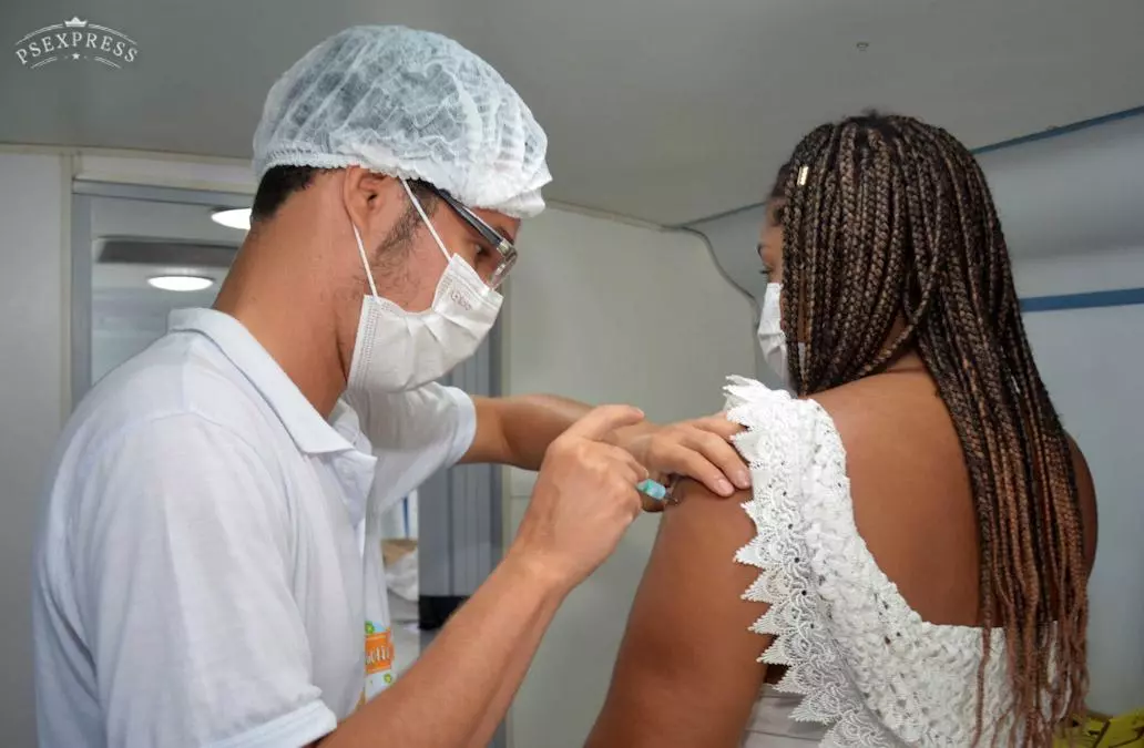 A vacinação contra a Covid-19, em Salvador, será retomada nesta quarta-feira (24) com a aplicação da 4ª dose para pessoas com 18 anos ou mais. Para ter acesso a dose de reforço, esse público deve ter um intervalo de quatro meses do recebimento da 3ª dose, ou seja, estão habilitados aqueles que tomaram até 26 DE ABRIL DE 2022.