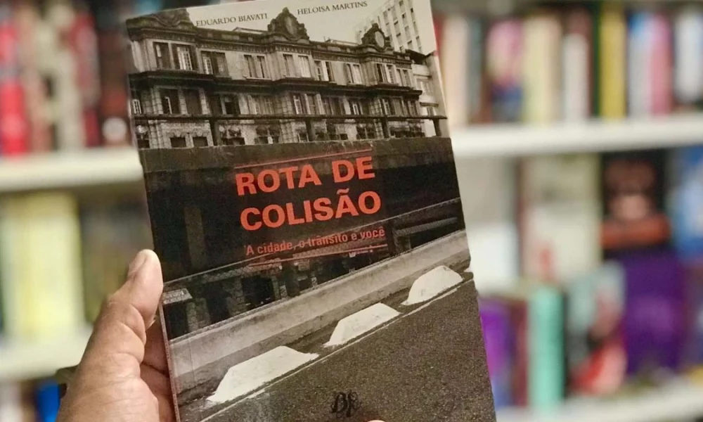 Os impactos dos sinistros de trânsito, fatais ou com vítimas acometidas por sequelas, tragédias que antes eram chamadas de acidentes, são apresentados por meio de um texto coeso, coerente e dinâmico em Rota de Colisão: A Cidade, O Trânsito e Você, publicação de 2007, assinada pelos especialistas Eduardo Biavati e Heloisa Martins. O termo acidente, como nós sabemos, expressa algo imprevisto, furtivo, diferente do que contemplamos com horror em nosso cenário de mobilidade cotidiano, espaço onde situações evitáveis poderiam não acontecer e ceifar tantas vidas ativas, numa celeuma que causa desordem não apenas diante dos familiares e amigos enlutados, mas também ocasiona graves crises econômicas para uma nação que deixa de realizar amplos investimentos em outras áreas para atender aos vitimados com sequelas, dependentes de aposentadorias, bem como as cifras que os sinistros custam para o SUS.  No livro, a cidade não deixa de ter a sua culpa. Zonas com infraestrutura inacabada, projetos problemáticos, assim como o comportamento humano no trânsito, carente de educação por parte de muitos condutores, pedestres e ciclistas. Focado na importância do exercício da cidadania, o conteúdo em questão é fluente, de poucas páginas e funciona como material para educar a população em geral, além de ser subsídio básico para projetos de educação para o trânsito.