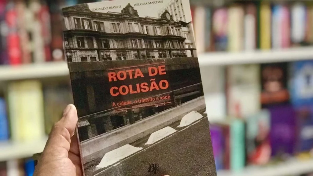 Os impactos dos sinistros de trânsito, fatais ou com vítimas acometidas por sequelas, tragédias que antes eram chamadas de acidentes, são apresentados por meio de um texto coeso, coerente e dinâmico em Rota de Colisão: A Cidade, O Trânsito e Você, publicação de 2007, assinada pelos especialistas Eduardo Biavati e Heloisa Martins. O termo acidente, como nós sabemos, expressa algo imprevisto, furtivo, diferente do que contemplamos com horror em nosso cenário de mobilidade cotidiano, espaço onde situações evitáveis poderiam não acontecer e ceifar tantas vidas ativas, numa celeuma que causa desordem não apenas diante dos familiares e amigos enlutados, mas também ocasiona graves crises econômicas para uma nação que deixa de realizar amplos investimentos em outras áreas para atender aos vitimados com sequelas, dependentes de aposentadorias, bem como as cifras que os sinistros custam para o SUS.  No livro, a cidade não deixa de ter a sua culpa. Zonas com infraestrutura inacabada, projetos problemáticos, assim como o comportamento humano no trânsito, carente de educação por parte de muitos condutores, pedestres e ciclistas. Focado na importância do exercício da cidadania, o conteúdo em questão é fluente, de poucas páginas e funciona como material para educar a população em geral, além de ser subsídio básico para projetos de educação para o trânsito.