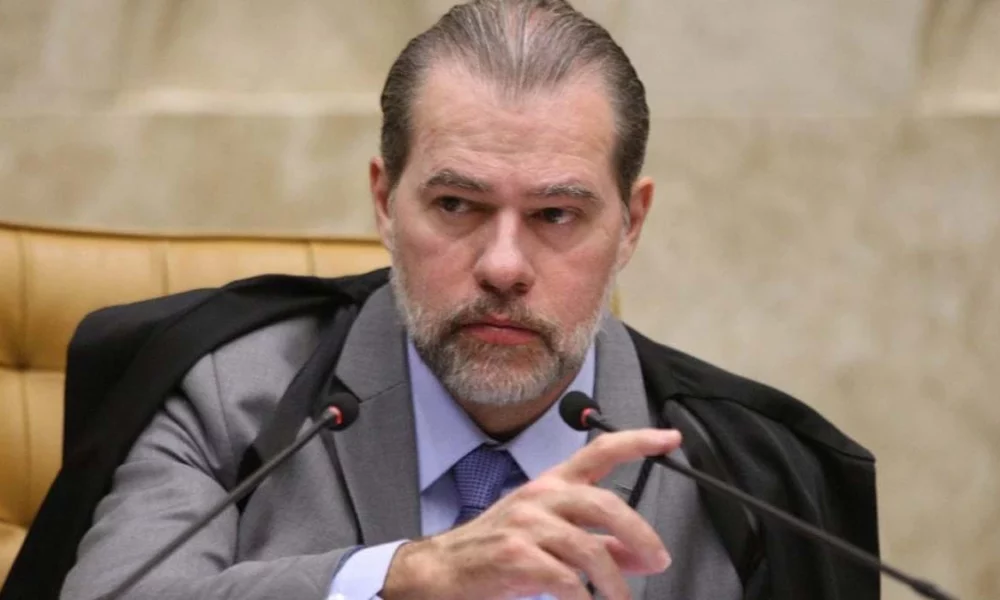 O ministro Dias Toffoli, do Supremo Tribunal Federal (STF), rejeitou nesta quarta-feira (18), a notícia-crime apresentada pelo presidente da República, Jair Bolsonaro, contra o ministro Alexandre de Moraes, em que o acusava de abuso de autoridade na condução do inquérito das fake news.