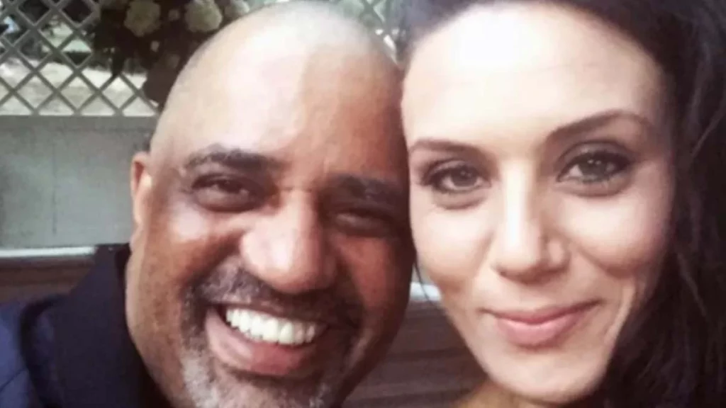 Após serem condenados na semana passada por abusos sexuais contra crianças, a atriz britânica Zara Phythian e o marido, o instrutor de artes marciais Victor Marke, foram presos nesta segunda-feira (16) após a divulgação da sentença pela corte de Nottingham Crown, na Inglaterra. Phythian foi condenada a oito anos de prisão e o marido, 14.