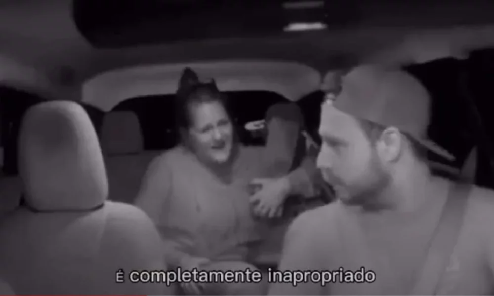 Um vídeo, que viralizou nas redes sociais, chamou a atenção por evidenciar o momento exato em que um motorista de aplicativo da Pensilvânia (EUA) expulsa uma passageira do carro após ela fazer um comentário racista antes da corrida, na noite de sexta-feira (13). Nas redes, a atitude foi celebrada pelos internautas.