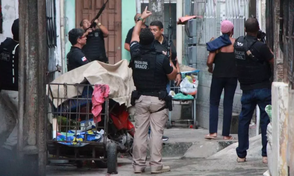 Policiais civis e militares ocuparam o bairro de Pernambués, durante a Operação Balder, deflagrada pelo Departamento de Repressão