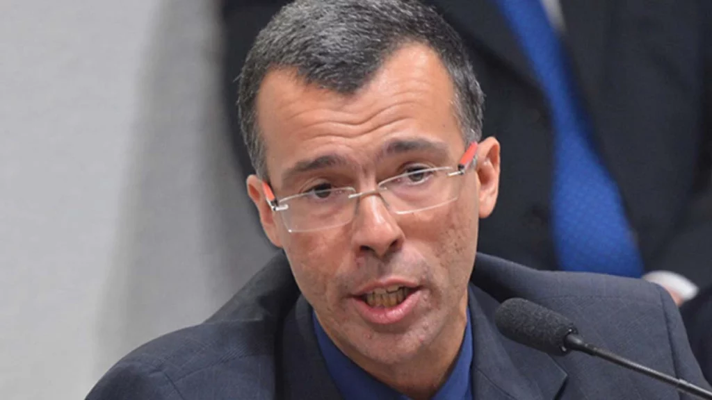 O colunista do UOL, o jornalista Jamil Chade tem recebido inúmeras ameaças de morte nas redes sociais desde o último sábado (7). Segundo ele, os ataques se intensificaram após a publicação de uma coluna sobre o ódio como instrumento político nas eleições.