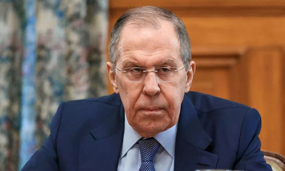 O ministro dos Negócios Estrangeiros da Rússia, Sergei Lavrov, acusou Israel, nesta terça-feira (3), de “apoiar o regime neonazista na Ucrânia”, provocando assim uma escalada na guerra de palavras entre os dois países. A tensão começou depois de Lavrov ter afirmado que Adolf Hitler tinha “sangue judeu”.