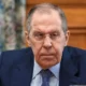 O ministro dos Negócios Estrangeiros da Rússia, Sergei Lavrov, acusou Israel, nesta terça-feira (3), de “apoiar o regime neonazista na Ucrânia”, provocando assim uma escalada na guerra de palavras entre os dois países. A tensão começou depois de Lavrov ter afirmado que Adolf Hitler tinha “sangue judeu”.