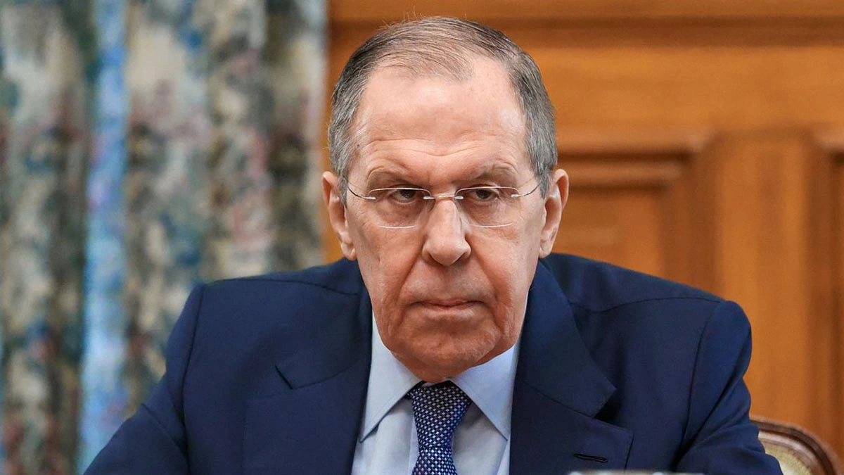 O ministro dos Negócios Estrangeiros da Rússia, Sergei Lavrov, acusou Israel, nesta terça-feira (3), de “apoiar o regime neonazista na Ucrânia”, provocando assim uma escalada na guerra de palavras entre os dois países. A tensão começou depois de Lavrov ter afirmado que Adolf Hitler tinha “sangue judeu”.