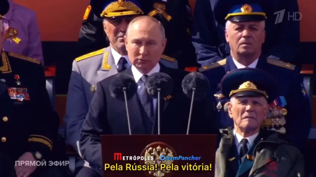 soldados russos que eles estão “lutando pela mesma coisa que seus pais e avós fizeram”, ao usar seu discurso do Dia da Vitória