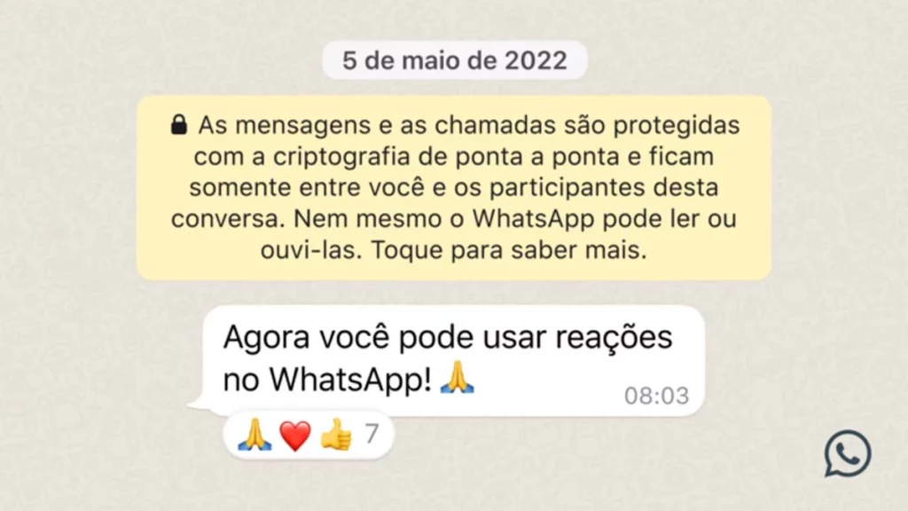 O WhatsApp liberando o recurso de reações a mensagens para todos os usuários. A função permite que você escolha um emoji para reagir, de forma simples, a mensagens enviadas, sem necessariamente responder com palavras. Por enquanto, há apenas seis opções de figurinhas para selecionar.