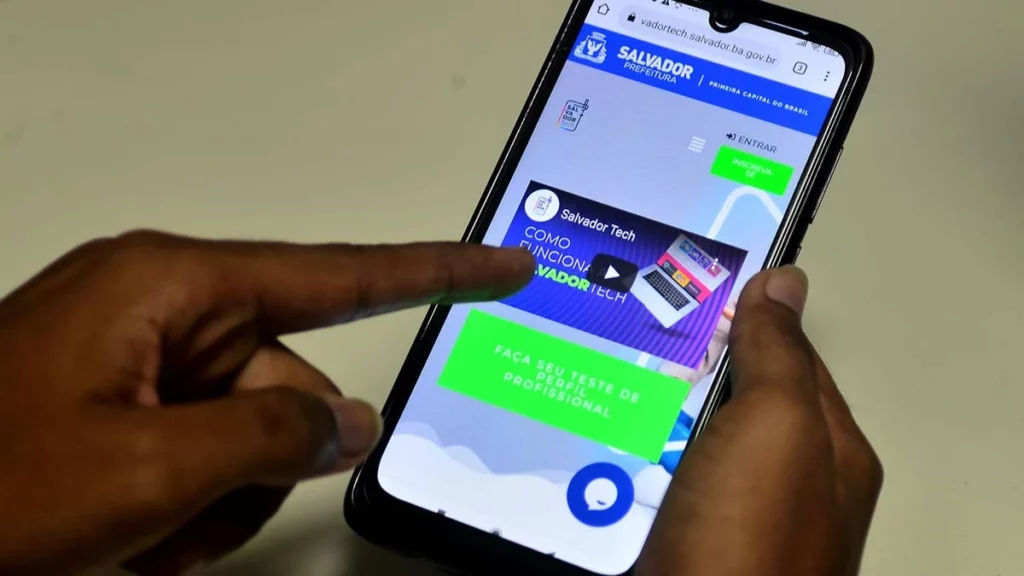 Desenvolvido pela Secretaria Municipal de Desenvolvimento Econômico, Emprego e Renda (Semdec), com a proposta de inclusão digital na capital baiana, o programa Salvador Tech disponibiliza toda quarta-feira, na plataforma digital, novas vagas de empregos e de estágios no setor tecnológico. O interessado deverá acessar o site salvadortech. salvador. ba. gov. br que, além das oportunidades de trabalho, também integra mais de 120 cursos de qualificação destinados à formação tecnológica.