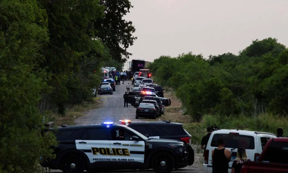 Pelo menos 46 pessoas foram encontradas mortas nesta segunda (27) dentro e ao redor de um caminhão abandonado na cidade de San Antonio, no estado do Texas, nos EUA. Há suspeita de que as vítimas sejam imigrantes que entraram no país de maneira irregular.