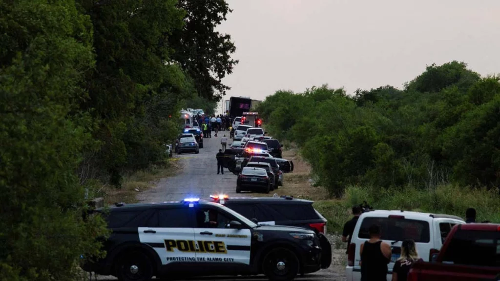 Pelo menos 46 pessoas foram encontradas mortas nesta segunda (27) dentro e ao redor de um caminhão abandonado na cidade de San Antonio, no estado do Texas, nos EUA. Há suspeita de que as vítimas sejam imigrantes que entraram no país de maneira irregular.