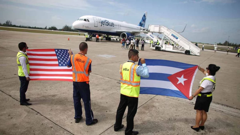 O governo dos Estados Unidos (EUA) revogou na quarta-feira (1º) uma série de restrições a voos para Cuba impostas pelo ex-presidente Donald Trump, inclusive acabando com uma proibição a voos norte-americanos para aeroportos cubanos que não ficam em Havana.