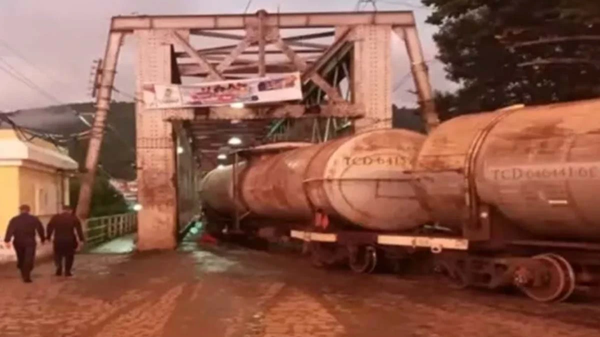 Um trem descarrilou na manhã desta terça-feira (7) na ponte Dom Pedro II, que faz a ligação das cidades baianas de Cachoeira e São Félix, na região do recôncavo. As informações são do G1.