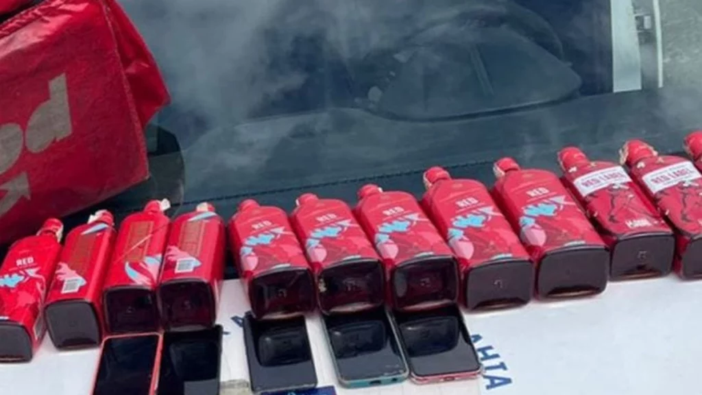 Policiais da 52ª Companhia Independente de Polícia Militar (CIPM/ Lauro de Freitas) apreenderam, nesta quinta-feira (16), garrafas de bebida, cartões de crédito, documentos e whisky com os suspeitos de aplicar golpes em estabelecimentos comerciais na Região Metropolitana de Salvador.