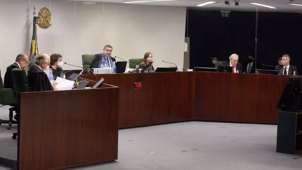 eficácia da decisão do Tribunal Superior Eleitoral (TSE) que cassou o mandato do deputado estadual do Paraná Fernando