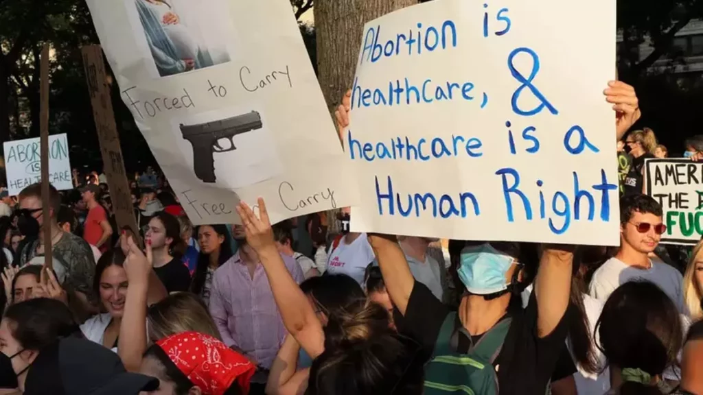 Protestos em massa tomaram conta dos Estados Unidos em resposta à decisão da Suprema Corte que anulou o direito constitucional ao aborto.