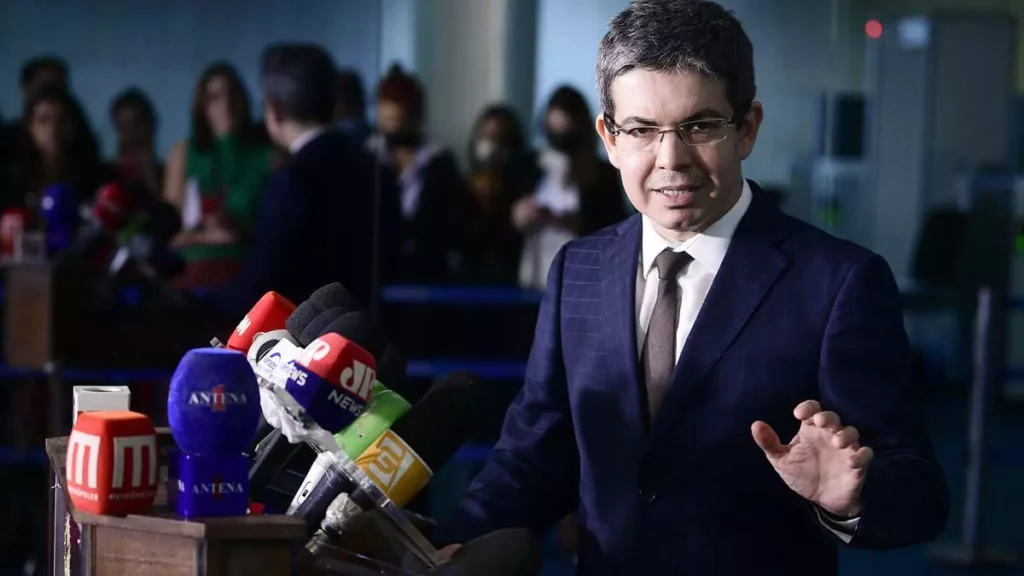 O senador Randolfe Rodrigues (Rede-AP) anunciou no começo da tarde desta quinta-feira (23) que coletou as 27 assinaturas necessárias