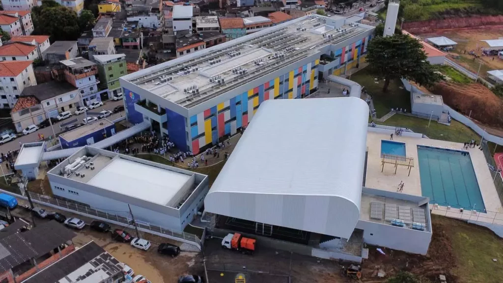 laboratórios, auditório. Toda a estrutura adequada para o ensino em tempo integral está presente no novo Colégio Estadual de Vila Canária, em