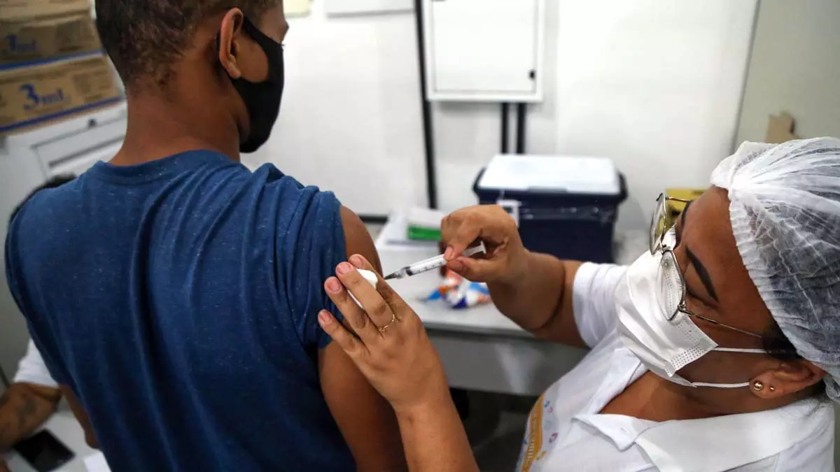 A vacinação da 4ª dose contra a Covid-19 para pessoas com 18 anos ou mais, em Salvador, segue nesta terça-feira (06) em esquema “Liberou Geral”. A estratégia “Liberou Geral” contempla também a aplicação da 1ª, 2ª e 3ª para indivíduos com 18 anos ou mais, independentemente de ser residente do município, ou seja, mesmo não morando em Salvador ou não tendo tomado as doses aqui, o cidadão será contemplado. O único requisito é ter o cartão SUS vinculado a algum município do estado da Bahia.