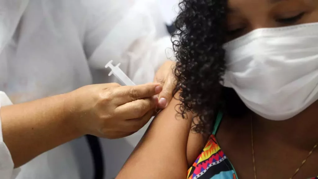 A vacinação contra a Covid-19 segue em Salvador na quinta-feira (9), das 8h às 16h. A estratégia “Liberou Geral” contemplará a aplicação da 1ª, 2ª e dose de reforço para pessoas com 12 anos ou mais. Essas pessoas não precisam morar em Salvador e o único requisito para ser imunizado é ter o cartão SUS vinculado a algum município do estado da Bahia.