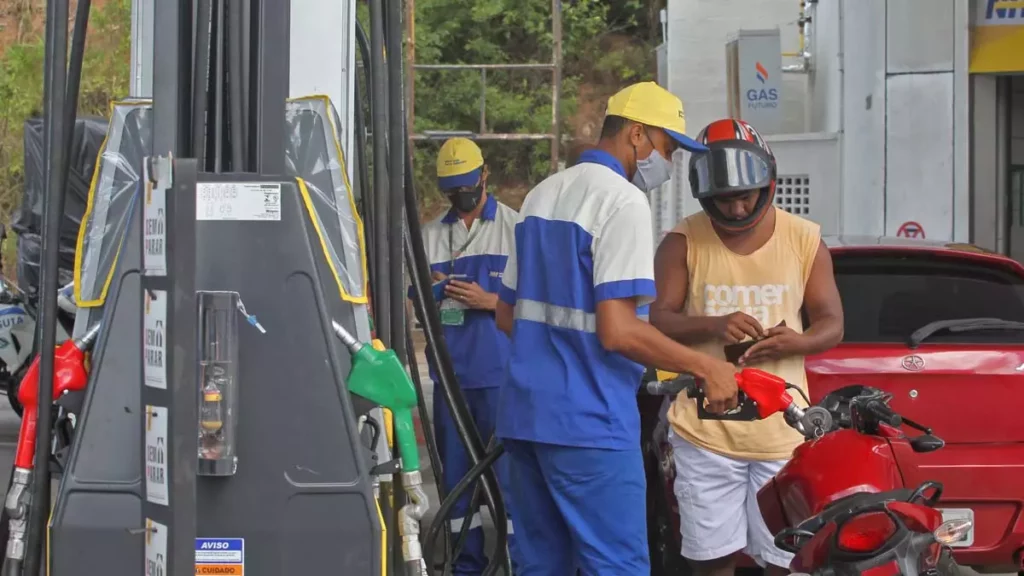 com os governos estaduais para tentar reduzir a carga tributária sobre os combustíveis repercutiu entre os senadores. Nesta terça-feira