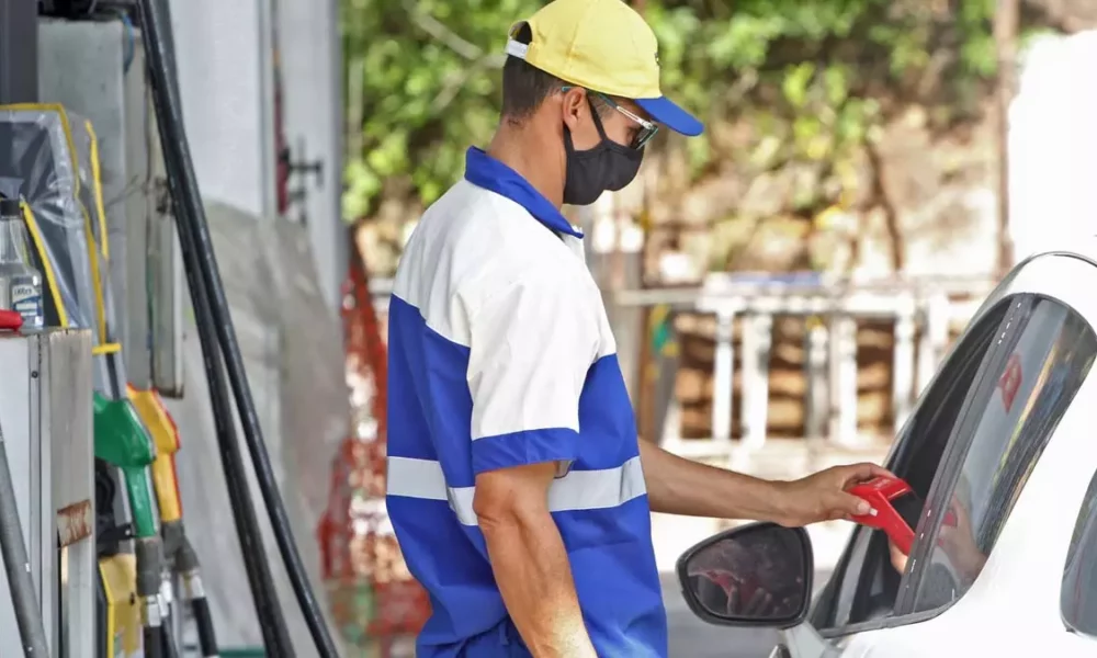 Com 65 votos a favor e 12 contra, o Plenário do Senado aprovou o projeto que fixa teto de 17% do ICMS sobre combustíveis, energia