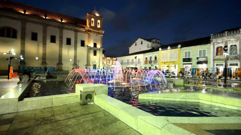 As projeções da iluminação cênica especial ficarão diariamente acesas das 18h às 6h em todos os cartões postais até a próxima