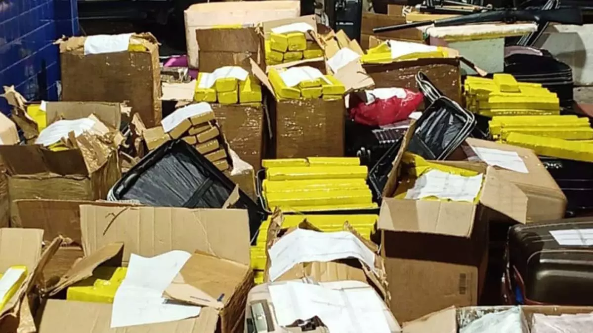 submetralhadoras calibre 40, quatro carregadores para submetralhadoras e drogas avaliadas em R$16 milhões, escondidas nos