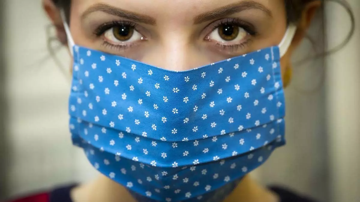 A Universidade Federal Fluminense (UFF) determinou a volta do uso obrigatório de máscaras de proteção respiratória em ambientes fechados em