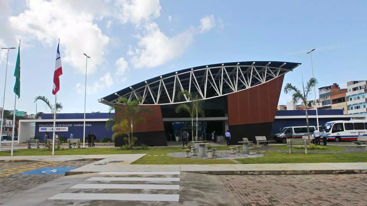 O governador Rui Costa inaugura a policlínica de saúde em Narandiba, na capital baiana, nesta segunda-feira (13), às 10h. A unidade,