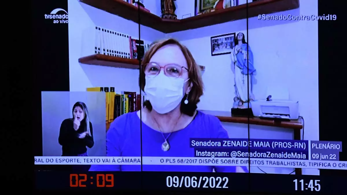 Plenário, na manhã desta quinta-feira (9), o Projeto de Lei Complementar (PLP) 18/2022, que estabelece um teto para a cobrança do ICMS sobre