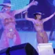 A cantora Claudia Leitte chegou chegando no palco da festa promovida pelo Governo da Bahia no Parque de Exposições de Salvador.