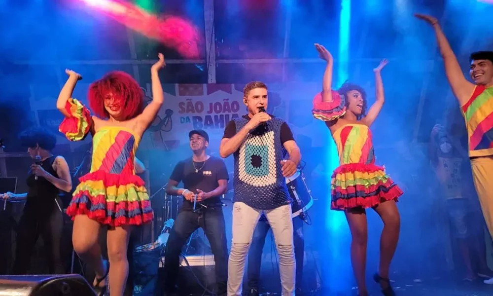 O cantor, compositor e cordelista Del Feliz se apresentou neste sábado (25), no palco da Praça Tereza Batista, no penúltimo dia do São