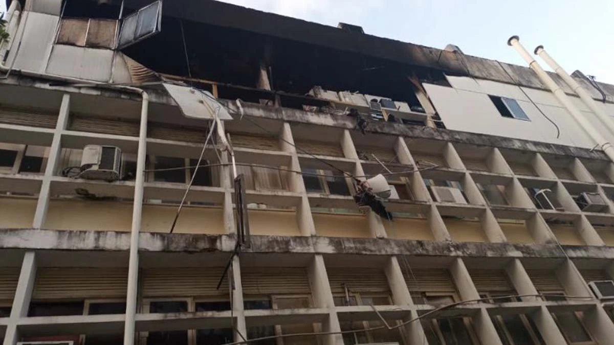 Dois laboratórios do Instituto de Ciências da Saúde (ICS) da Universidade Federal da Bahia (Ufba), no bairro do Canela, em Salvador foram atingidos por um incêndio no domingo (26). Apesar do susto, ninguém ficou ferido. As informações são do G1.