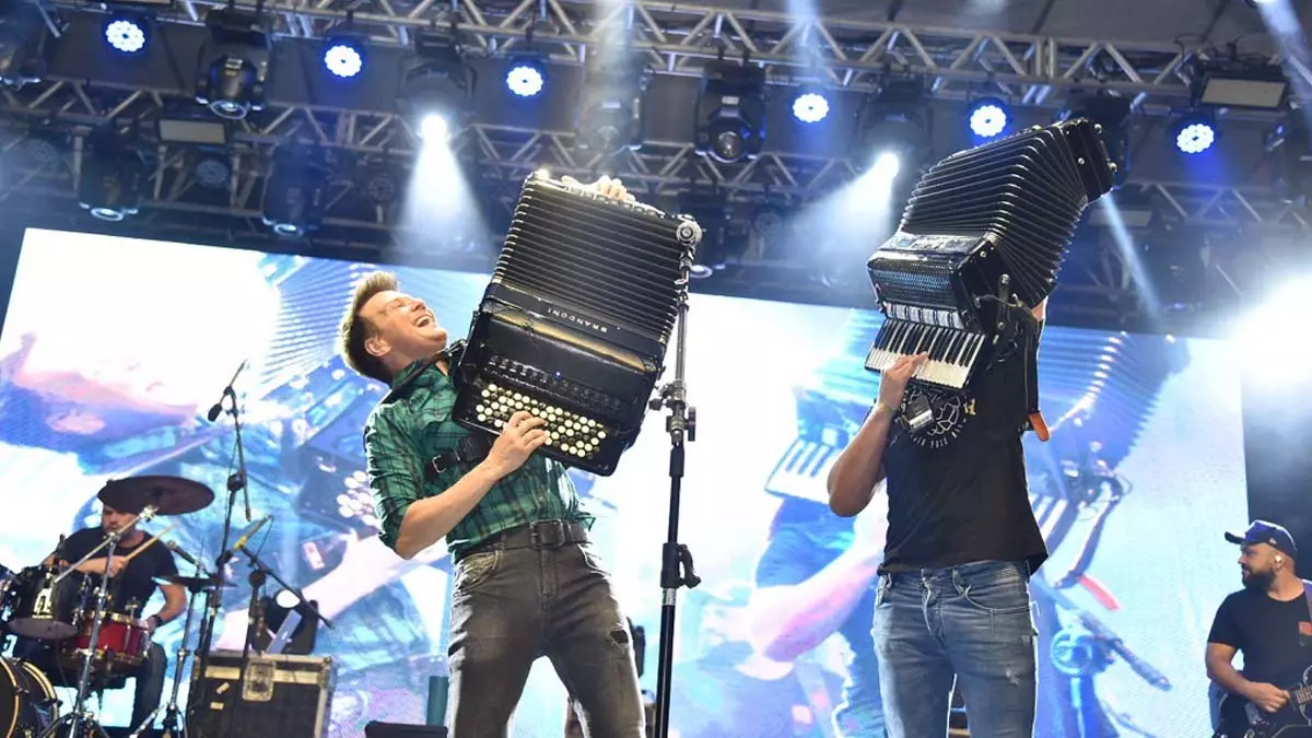 O cantor Michel Teló subiu ao palco de Paripe cantando e encantando o público que estava na praça aguardando ansiosamente pelo show.