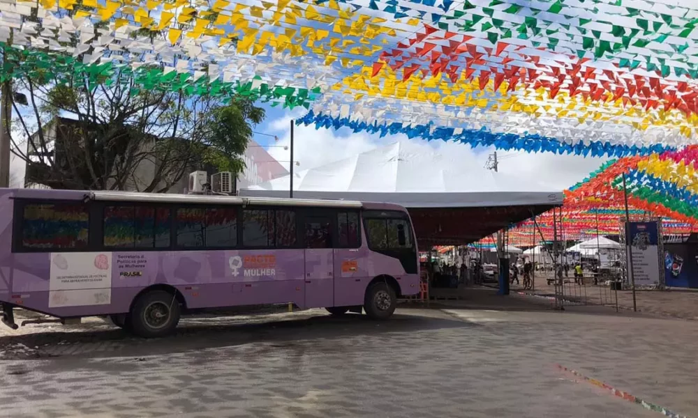 As duas Unidades Móveis de Atendimento às Mulheres (ônibus lilás) da Secretaria de Políticas para as Mulheres da Bahia (SPM-BA) estão nos