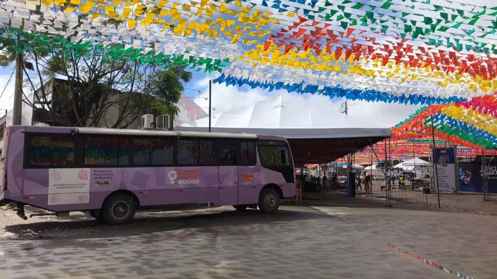 As duas Unidades Móveis de Atendimento às Mulheres (ônibus lilás) da Secretaria de Políticas para as Mulheres da Bahia (SPM-BA) estão nos