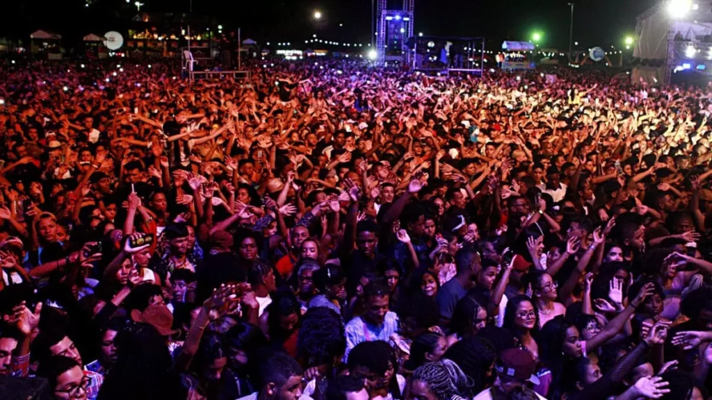 banda baiana Filomena Bagaceira chamar todo mundo para a dança. A pista esquentou de vez com a apresentação de João Gomes