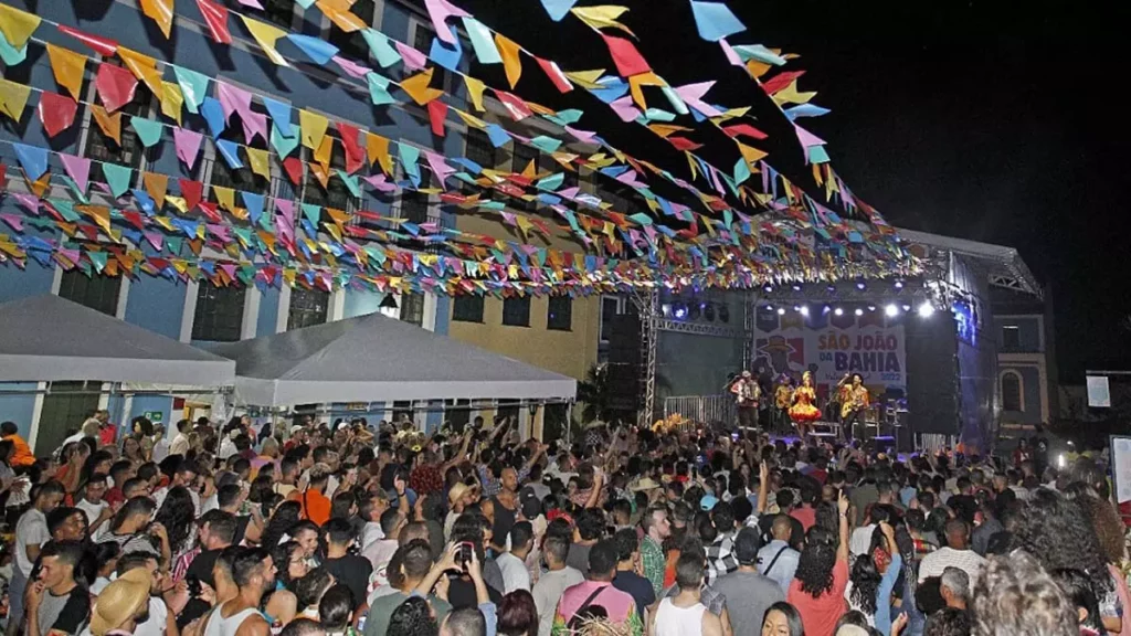 Carnaval em seu repertório, trocou a folia momesca pelos festejos juninos e apresentou o Forrozinho do Bailinho para o público que