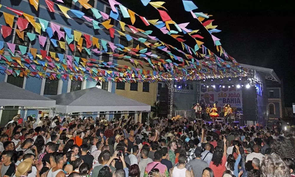 Carnaval em seu repertório, trocou a folia momesca pelos festejos juninos e apresentou o Forrozinho do Bailinho para o público que