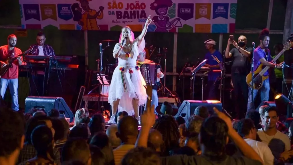 A cantora Sarajane foi uma das atrações de desta sexta-feira (24), na Praça Tereza Batista, no segundo dia do São João da Bahia, no Pelô.
