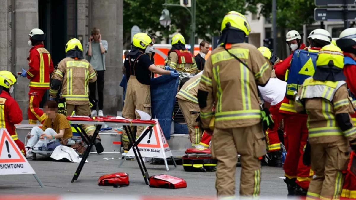 Uma pessoa morreu e pelo menos outras 30 ficaram feridas após um carro invadir uma rua uma multidão de Berlim na manhã desta quarta-feira (8), disse um porta-voz do Corpo de Bombeiros da capital alemã.