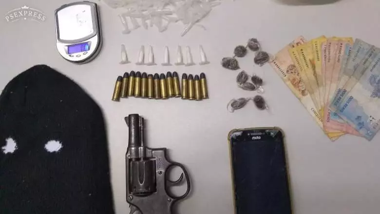 Policiamento Especializado (Cipe) Central apreenderam drogas e um revolver de calibre 38, além de deter uma pessoa