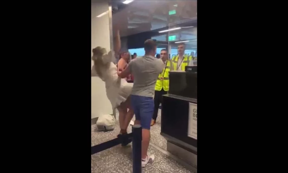 Um vídeo mostra o exato momento em que um homem agride dois funcionários do Aeroporto de Bristol, no sudoeste da Inglaterra, após problemas no embarque. Nas imagens, o turista, que aguardava seu voo com destino para Alicante, na Espanha, empurrou a própria esposa e partiu em direção a dois funcionários do local, um dos quais com quem estava tendo uma discussão.