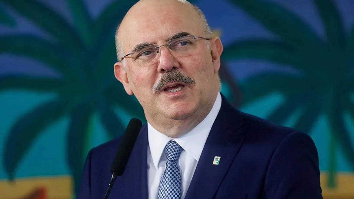 A Polícia Federal (PF) deflagra na manhã desta quarta-feira (22) uma operação contra o ex-ministro da Educação Milton Ribeiro e pastores suspeitos de participar de um gabinete paralelo no Ministério da Educação para liberação de verbas do Fundo Nacional de Desenvolvimento da Educação (FNDE).