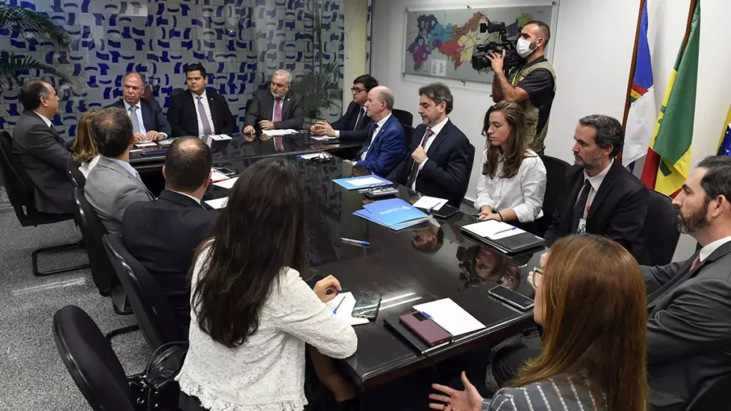 Em coletiva à imprensa após a reunião, Pacheco informou que levará a proposta apresentada pelo governo federal para os senadores e